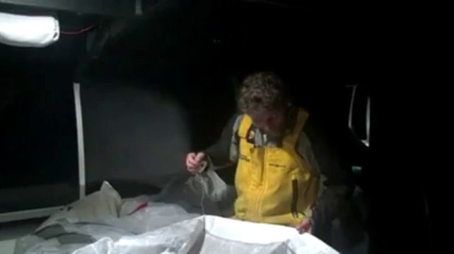 Vendée Globe. Travaux de couture pour Bernard Stamm