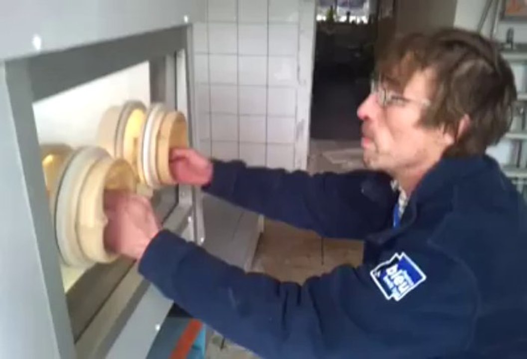 Naissance dans l'eau. Thierry Richard présente la fameuse baignoire