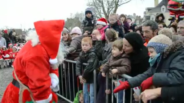Vannes. Le Père Noël débarque au port devant des milliers d'enfants