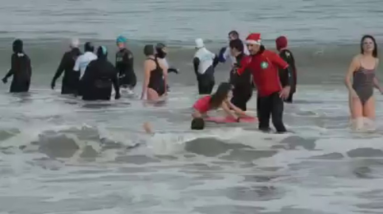 Perros-Guirec (22). Le bain du Nouvel an