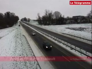 Lamballe. Le bord de la voie express enneigée