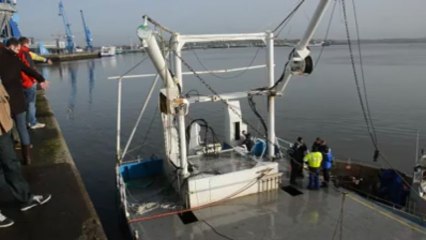 Lorient. Galaad : les enquêteurs sur la barge retournée