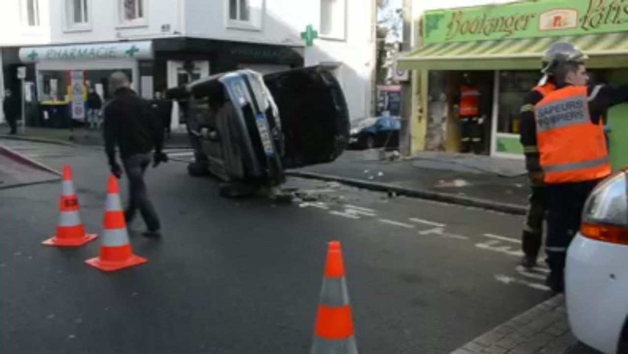 Lorient. La voiture percute la boulangerie et retombe sur le toit