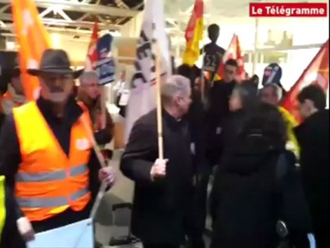 Lannion. Le patron France d'Alcatel accueilli fraichement à sa descente d'avion