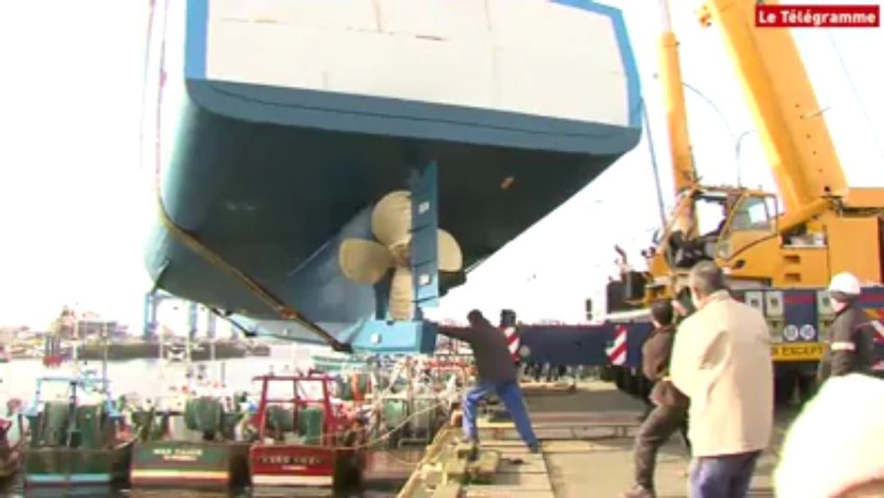 Le Guilvinec (29). Un pêcheur met à l'eau un bateau neuf