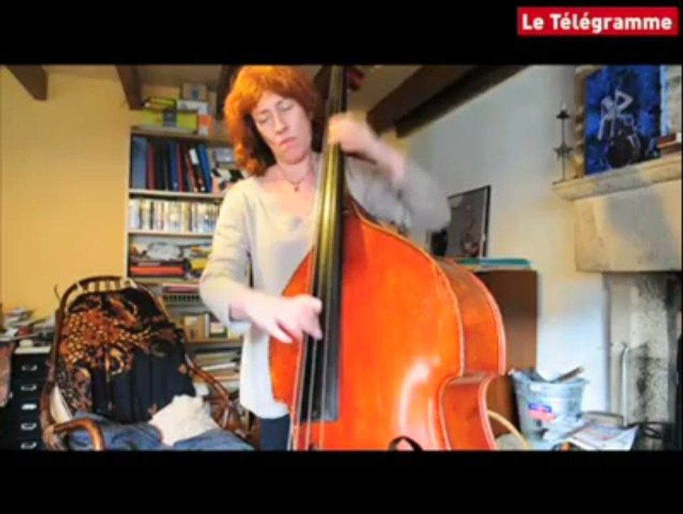 Musique. Improvisation à la contrebasse par Hélène Labarrière