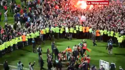 Télécharger la video: Guingamp. Les supporters envahissent la pelouse