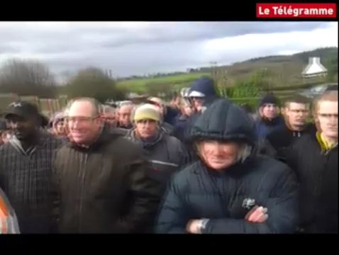Lampaul-Guimiliau. Rassemblement de soutien aux salariés mis à pied