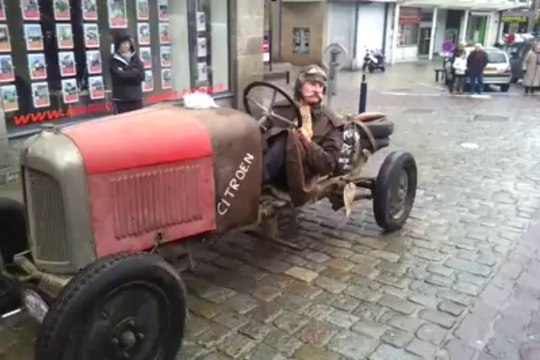 Montée de la rue Fardel. Une antique Citroën sur la piste