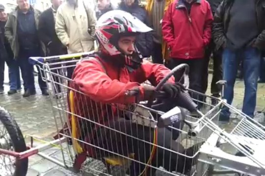 Montée de la rue Fardel. Un caddie dans la course