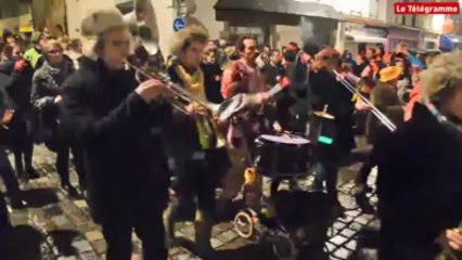 Douarnenez. L'interview de Den Paolig pendant que son effigie brûle !