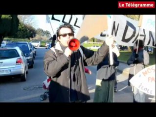 Download Video: Carte scolaire. Des parents d'élèves manifestent devant l'inspection d'académie à Quimper