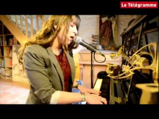 Berrien. Au piano, Eva Hélia, s'amuse avec les mots