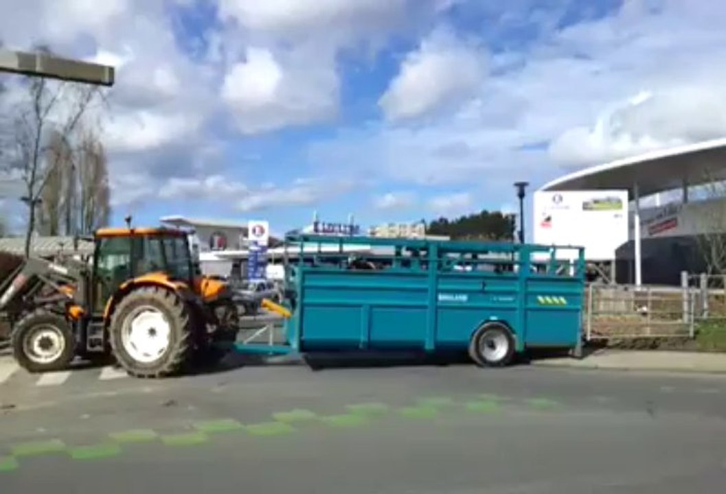 Morlaix : les Jeunes agriculteurs bloquent un des accès du Leclerc