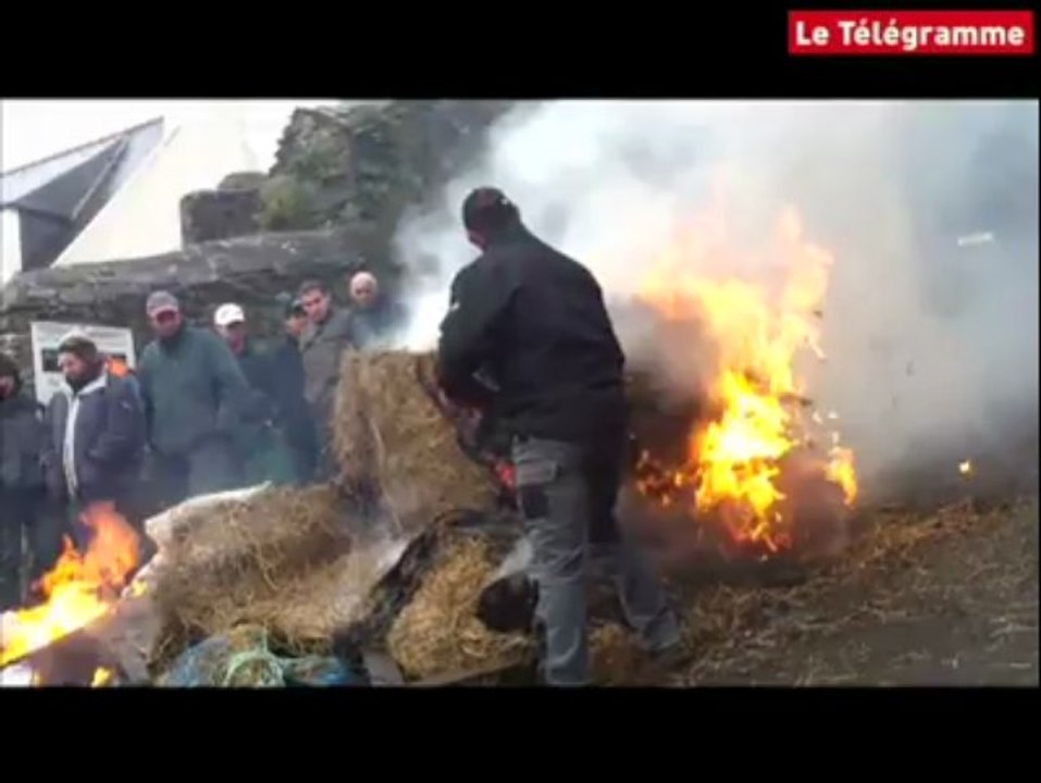 Morlaix. Les agriculteurs manifestent devant la sous-prefecture