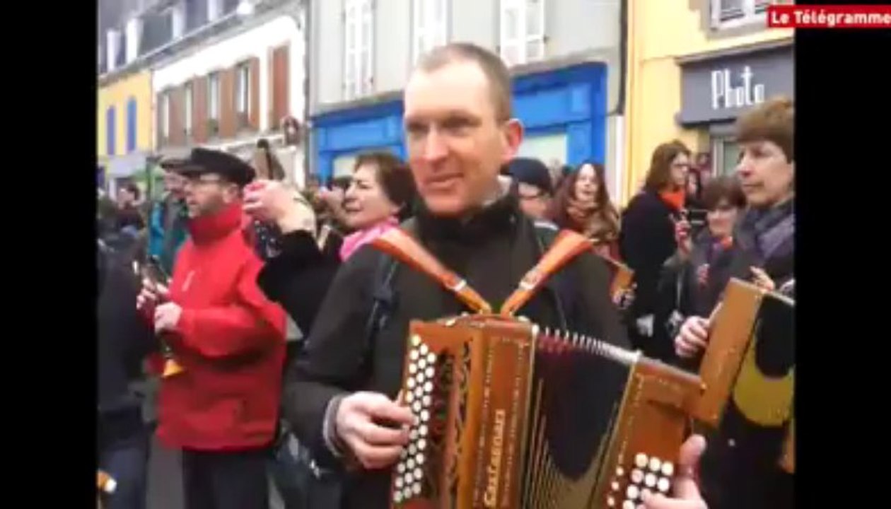 Douarnenez. Marée trad' devant les halles