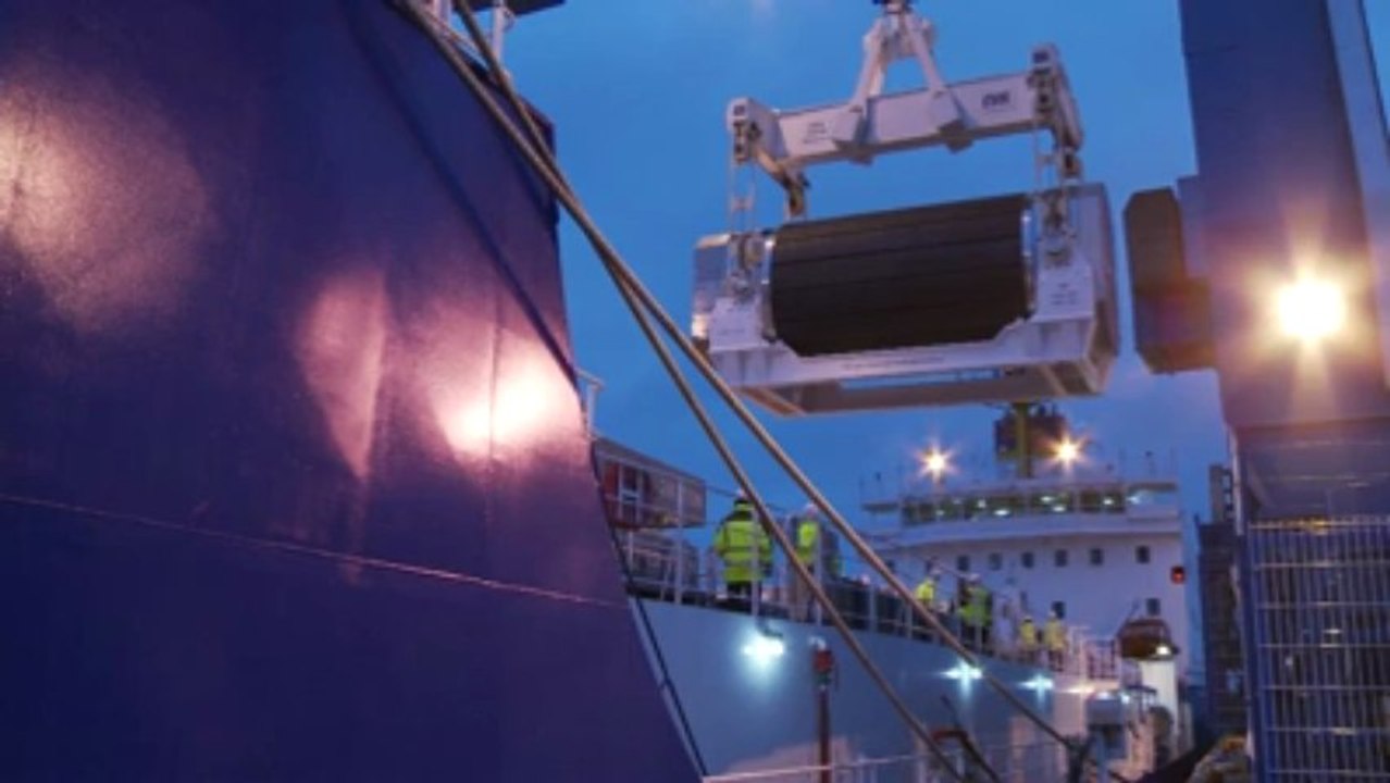 Cherbourg. Manutention des emballages de Mox sur le port