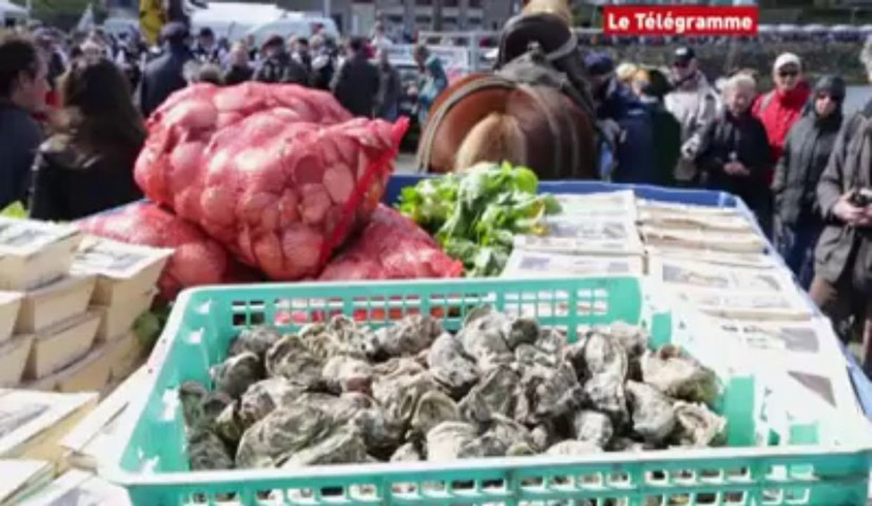 Fête de la coquille. Elles chantent "Loguivy-de-la-Mer"