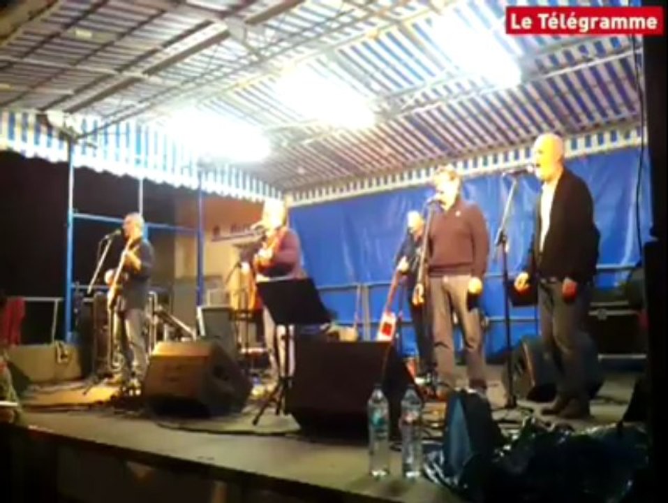 Semaine du golfe. Le groupe Douar Mor chante l'hymne de l'évènement