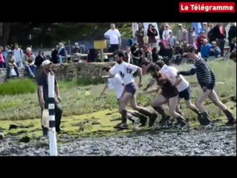 Semaine du Golfe. Bain de boue garanti à la course en sabots de bois