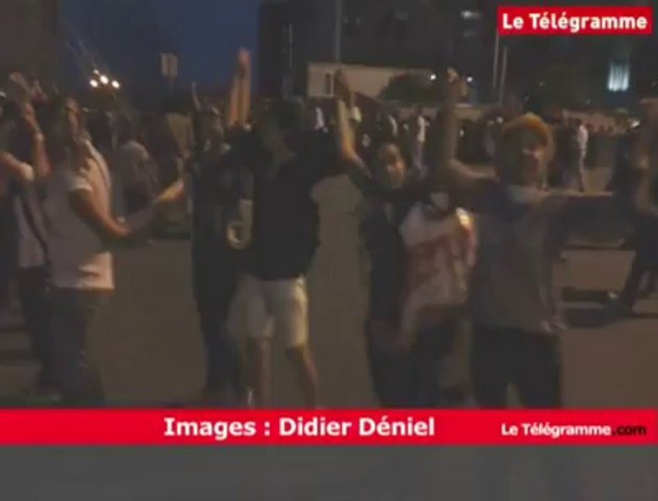 Istanbul. Des femmes dansent face à la police Place Taksim