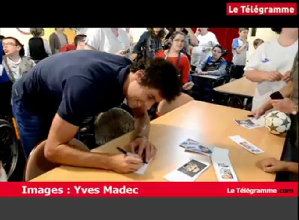 Ploemeur (56). Yoann Gourcuff auprès des enfants de Kerpape