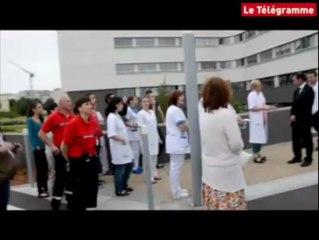 Hollande à Lorient. L'arrivée à l'hôpital du Scorff