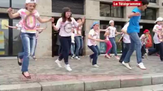 Concarneau. L'éblouissant flashmob des élèves du Sacré-Coeur