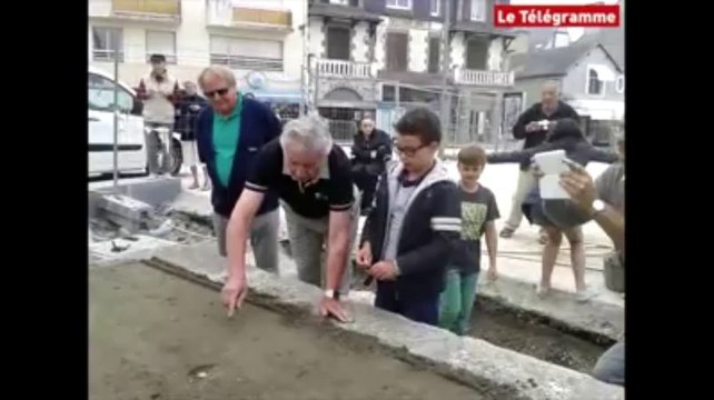 Quiberon (56). Louis, 8 ans, pose une pièce sous la statue de Hoche