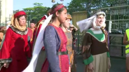 Télécharger la video: Vannes. Fêtes historiques : un défilé passé à l'élixir de jouvence