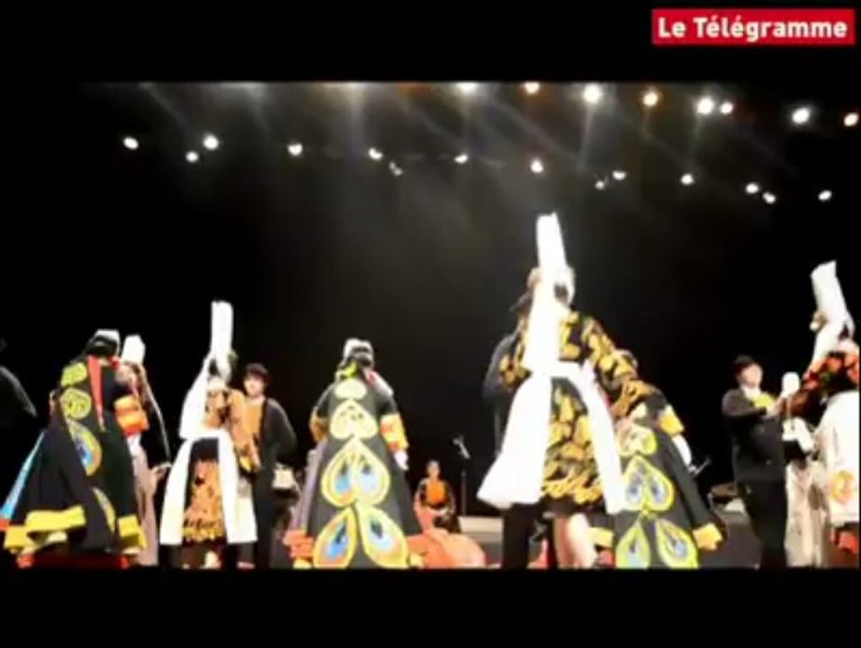 Fête des Brodeuses à Pont-l'Abbé. Les enfants donnent le coup d'envoi