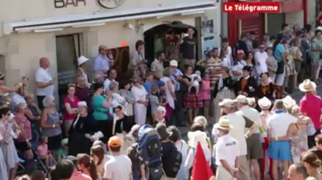 Pont-L'Abbé. Fête des Brodeuses : défilé sous le soleil