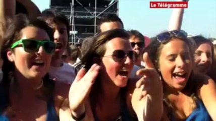 Vieilles Charrues. Raphaël sur scène... et ses fans sont aux anges