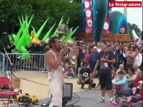 Vieilles Charrues. Acrobates strip-teaseurs, roue de la mort et guitariste bavard...