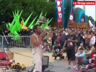 Vieilles Charrues. Acrobates strip-teaseurs, roue de la mort et guitariste bavard...