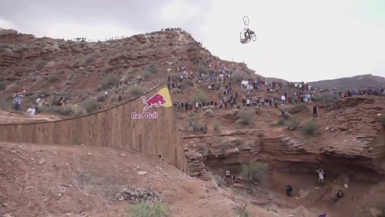 Il trompe la mort en BMX au-dessus d’un canyon