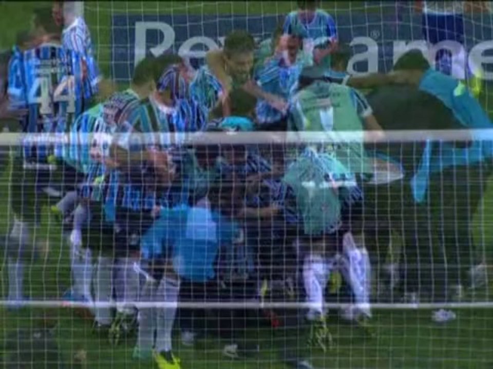 Pato erra pênalti e Grêmio elimina Corinthians da Copa do Brasil