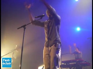 Féfé fait danser et chanter le public