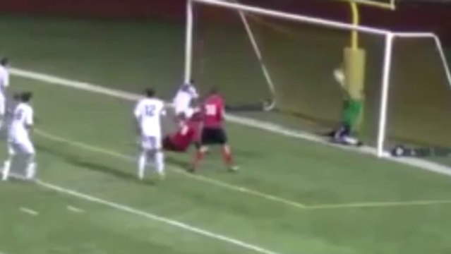 Un incroyable gardien sort 4 tirs d'affilée à bout portant !