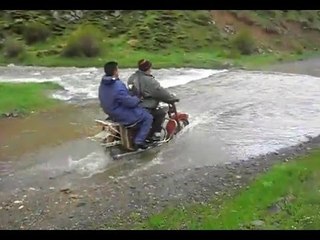 Motorun Sudan Geçmesine Aşırı Sevinen Adam