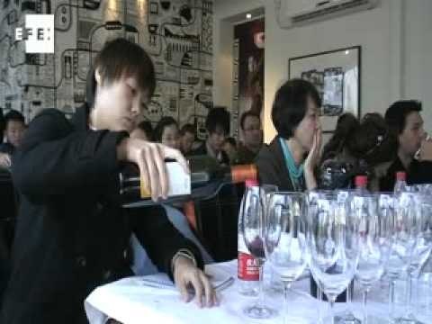 Chinese learn about Spanish wines at Beijing tasting.