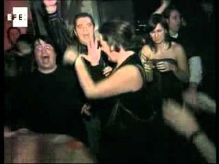 Researchers determine how men should dance to attract women.