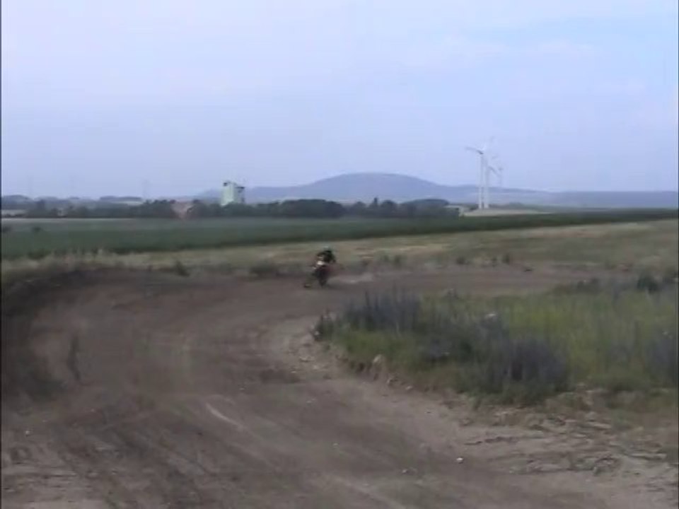 GueCrossSprungFuesseWeg2007-pixleai