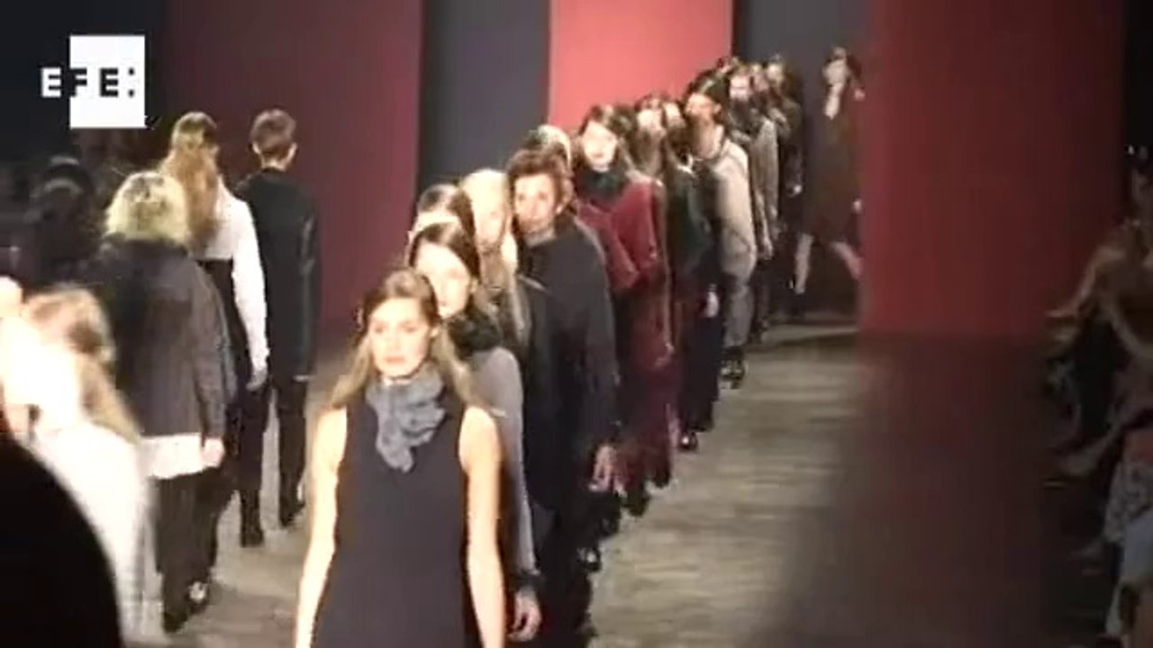 Mulheres de todas as idades desfilam na passarela da São Paulo Fashion Week.