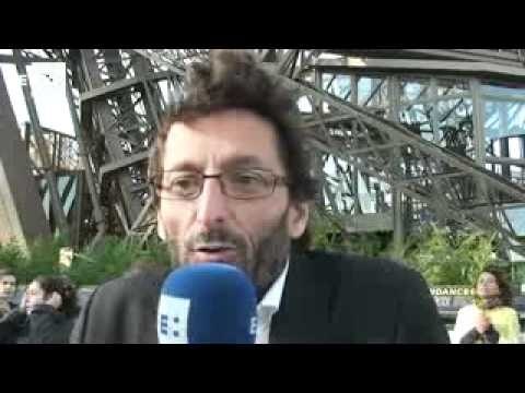 Eiffel Tour exhibition looks at life in the sky 20110606 (Versión)