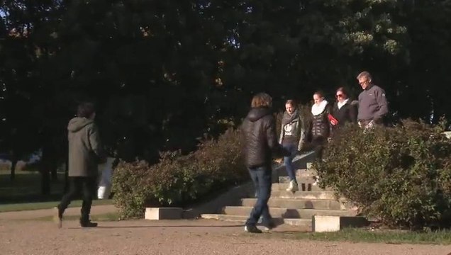 Caméra cachée : il jette des fruits et des vases aux passants dans un parc.