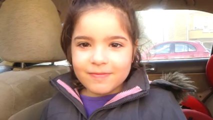 DEFNE CUMHURİYET ŞİİRİ OKUYOR.