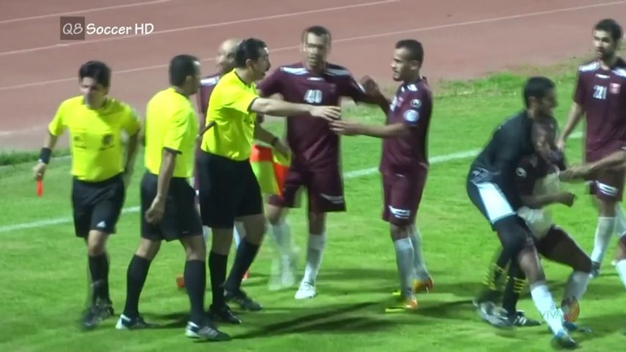 Un arbitre menacé par les joueurs se défend, et c'est le carnage !