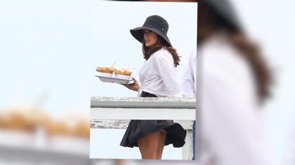 Salma Hayek sufre un momento Marilyn Monroe en el escenario