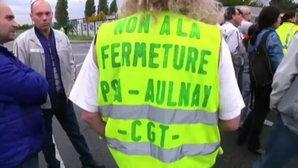 L'usine PSA d'Aulnay ferme, des salariés restent mobilisés